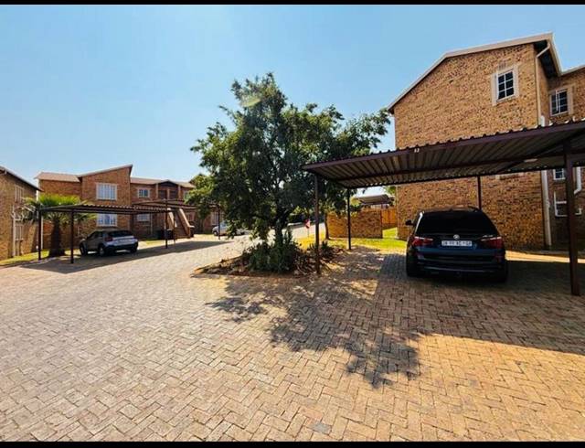 3 BEDROOM TOWNHOUSE FOR SALE IN STRUBENSVALLEI